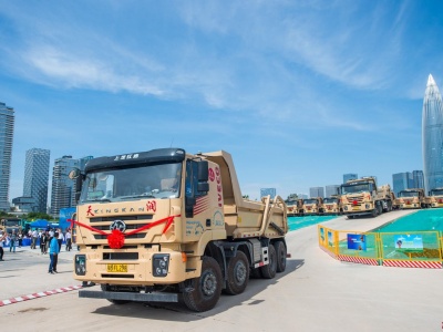 深圳首批50辆新型智能全密闭式泥头车“上岗”