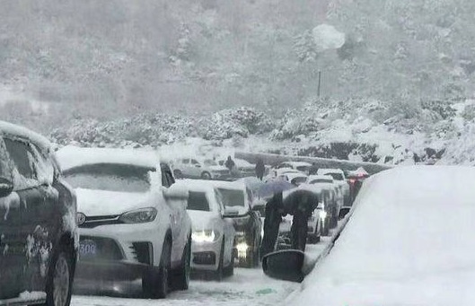 女子被困四川折多山5个多小时：雪太大 以为要被埋