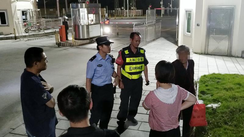 老人走失民警通宵照看，家人激动流泪“妈，我终于找到您了！”