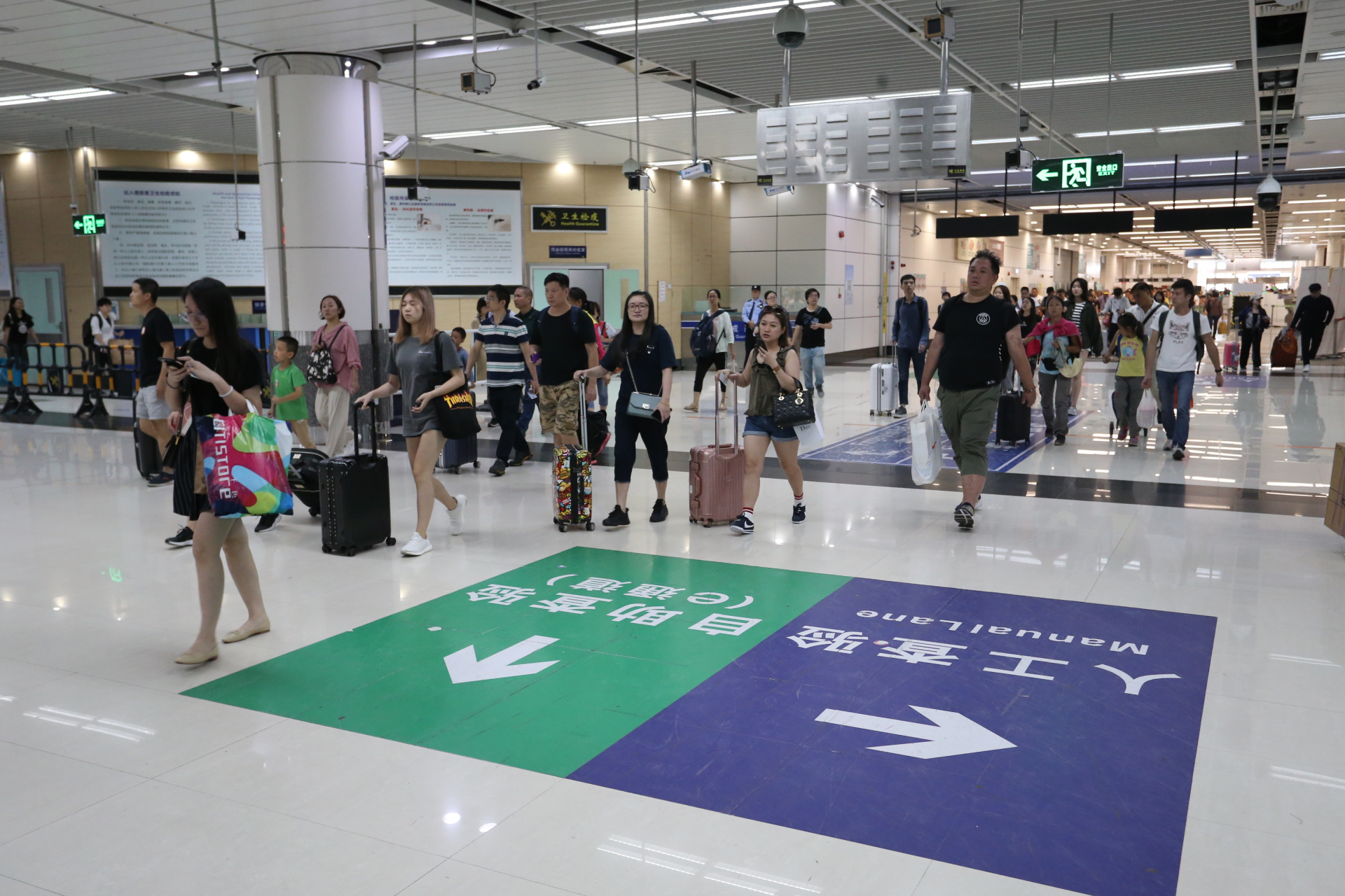 深圳湾口岸迎来入境高峰 这4个小时客流最集中