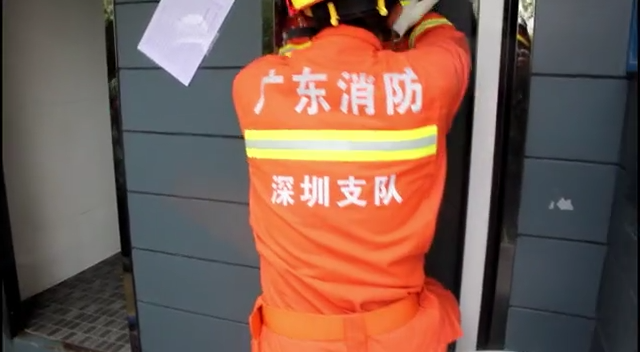 男子醉卧公厕吓坏清洁工 原来……