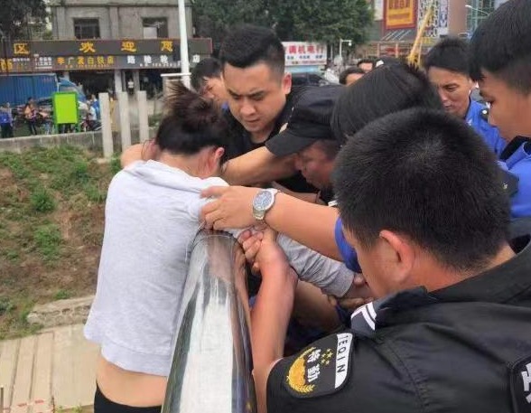女子跳桥轻生，掉落瞬间被拉回来！警民携手化解心结