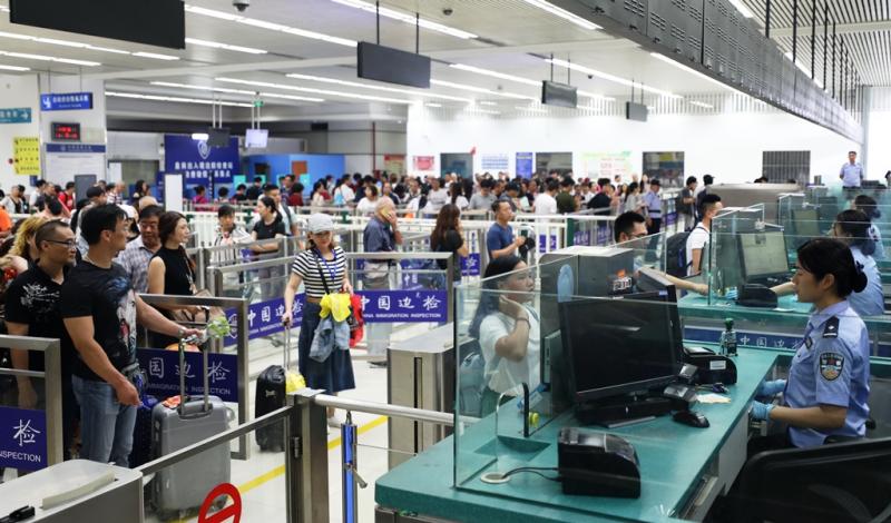 42.9万余人次！国庆长假首日深圳口岸客流“爆棚”