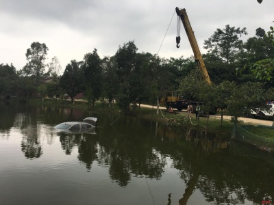 司机刚一低头找手机，车就窜进湖里“游泳”了