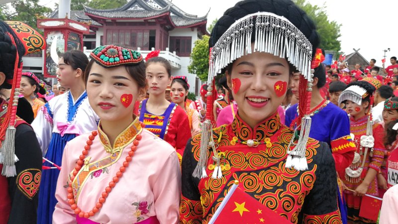国庆跑出酷炫民族风！锦绣中华56民族千人“爱国跑”