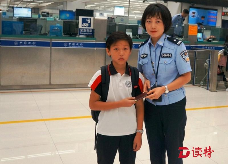 走错口岸出境男童急哭了！边检民警热心帮助与家人团聚