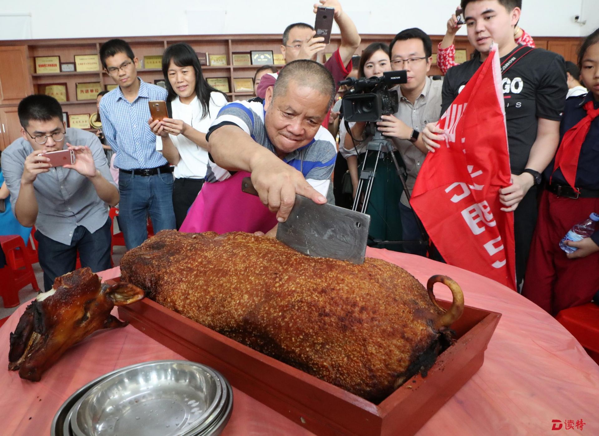 走进身边的非遗 感受美食“楼村濑粉”、烤金猪