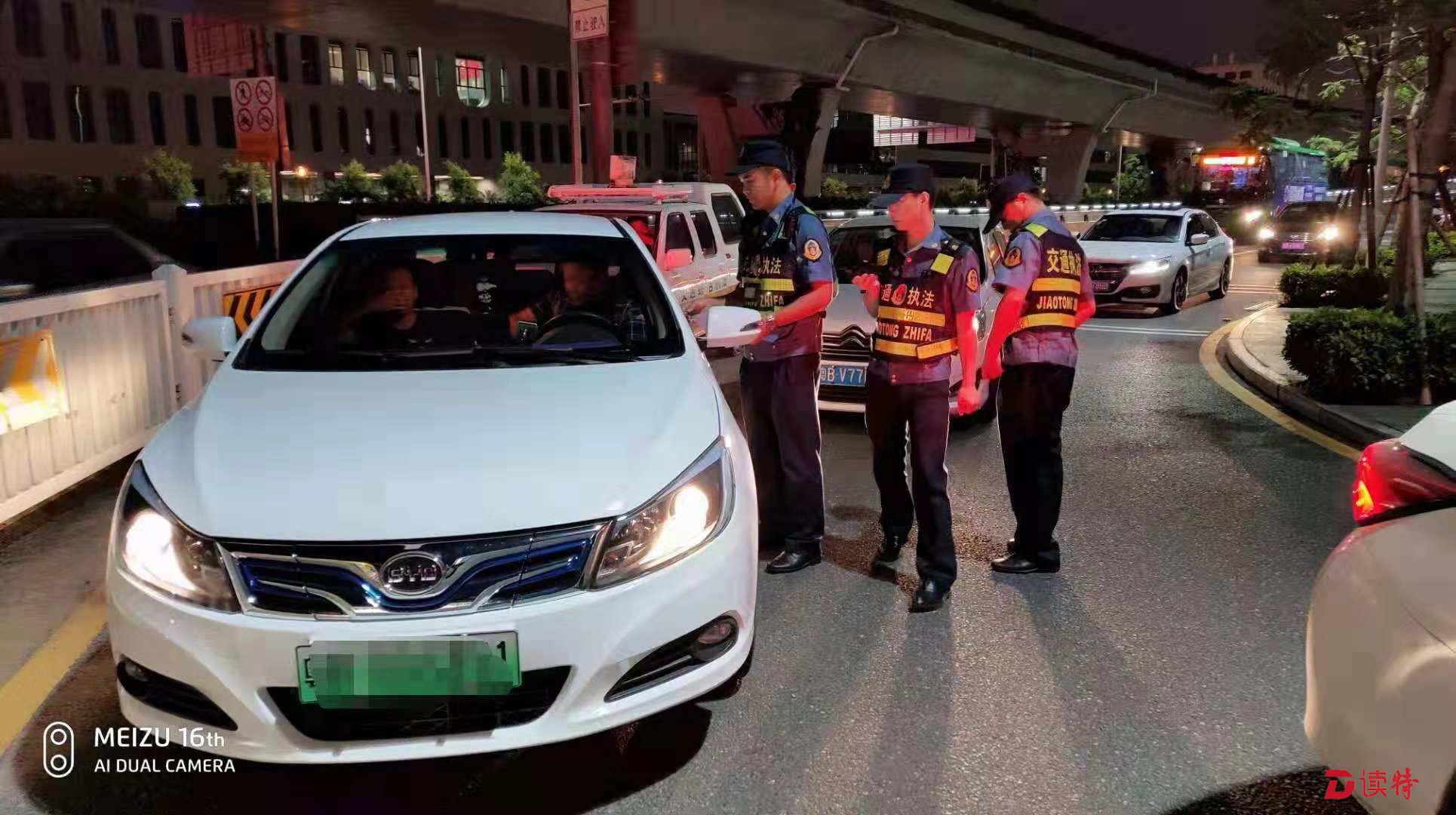 国庆假期开私家车到机场拉客？这位车主领到3万元罚单