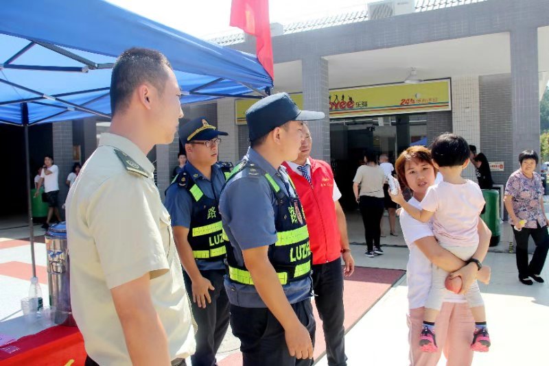 服务区内孩子走失，驿站人员助其找到家人