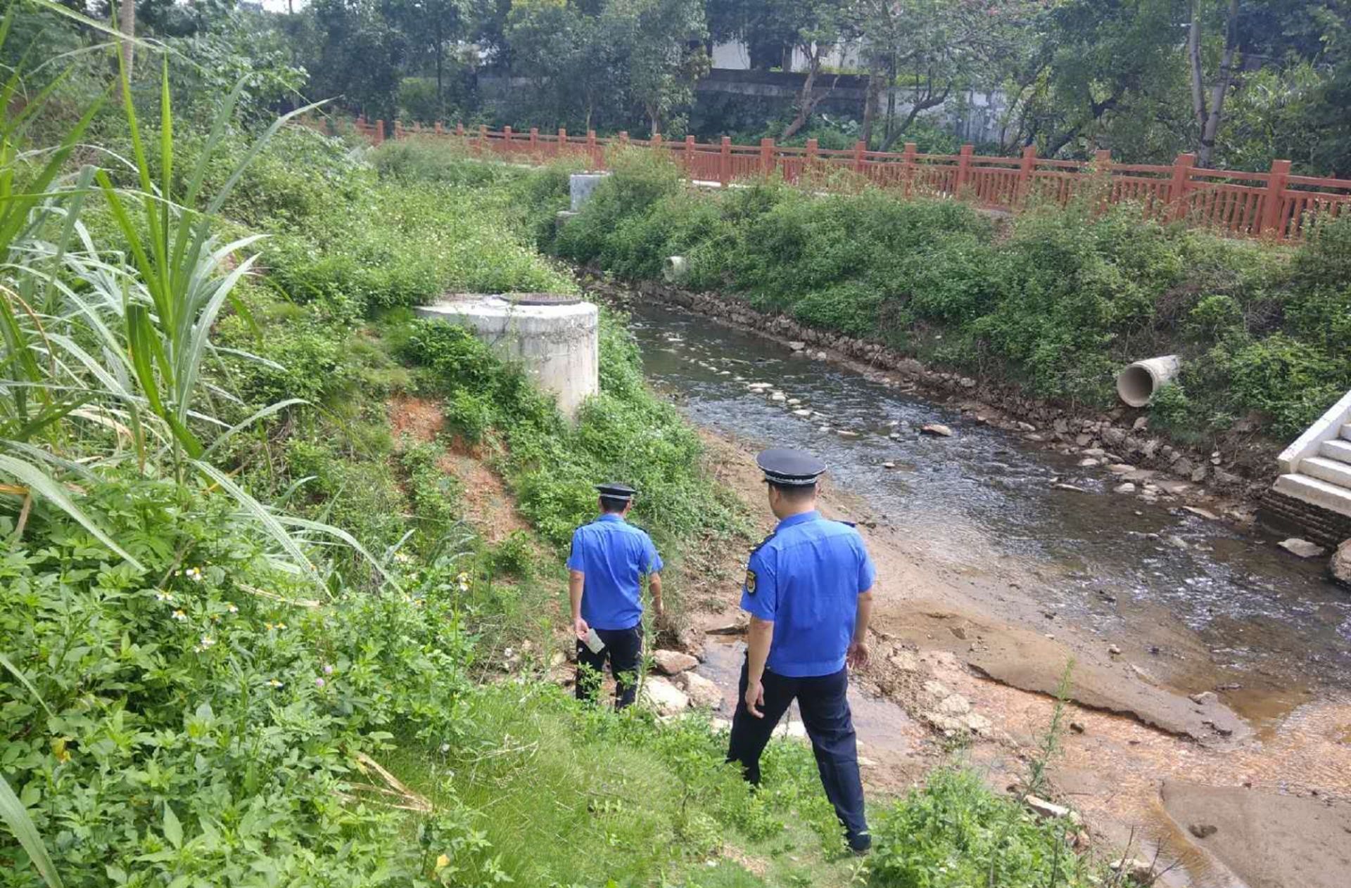 燕罗执法队加强辖区“一河四水”河道周边市容环境整治