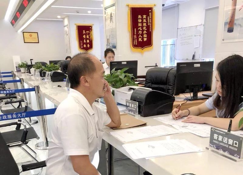 普通话、客家话、英语……来深圳坪山这个服务大厅办事，尽管挑！