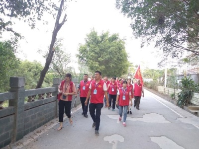 龙田街道志愿者积极开展护河行动