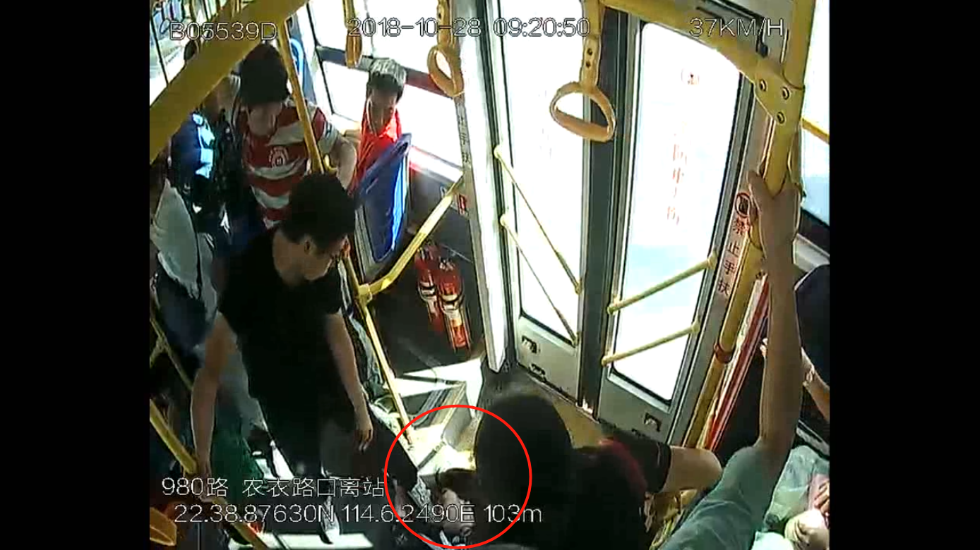 暖心！女子突然晕倒在公交车，众人紧急施救