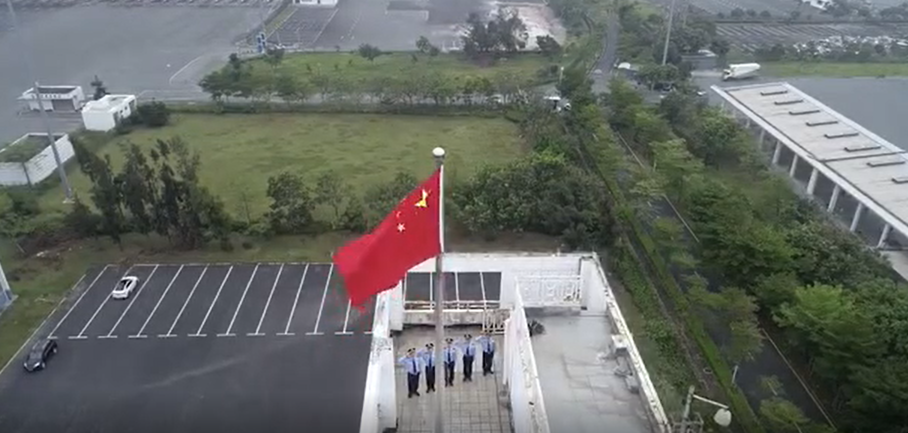 为祖国庆生！深圳湾边检站举行升旗仪式