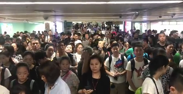 国庆长假第二天，罗湖口岸上午10时出境大排长龙