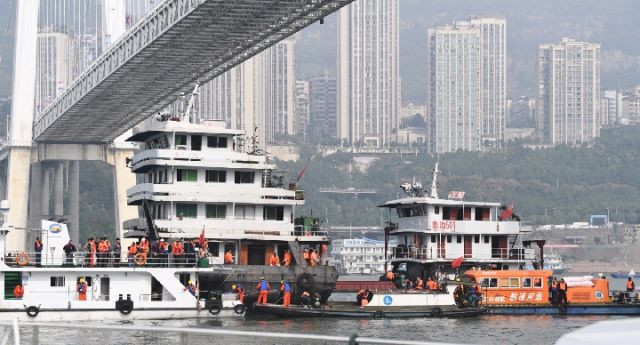 重庆公交车坠江现场已打捞出3名遇难者遗体