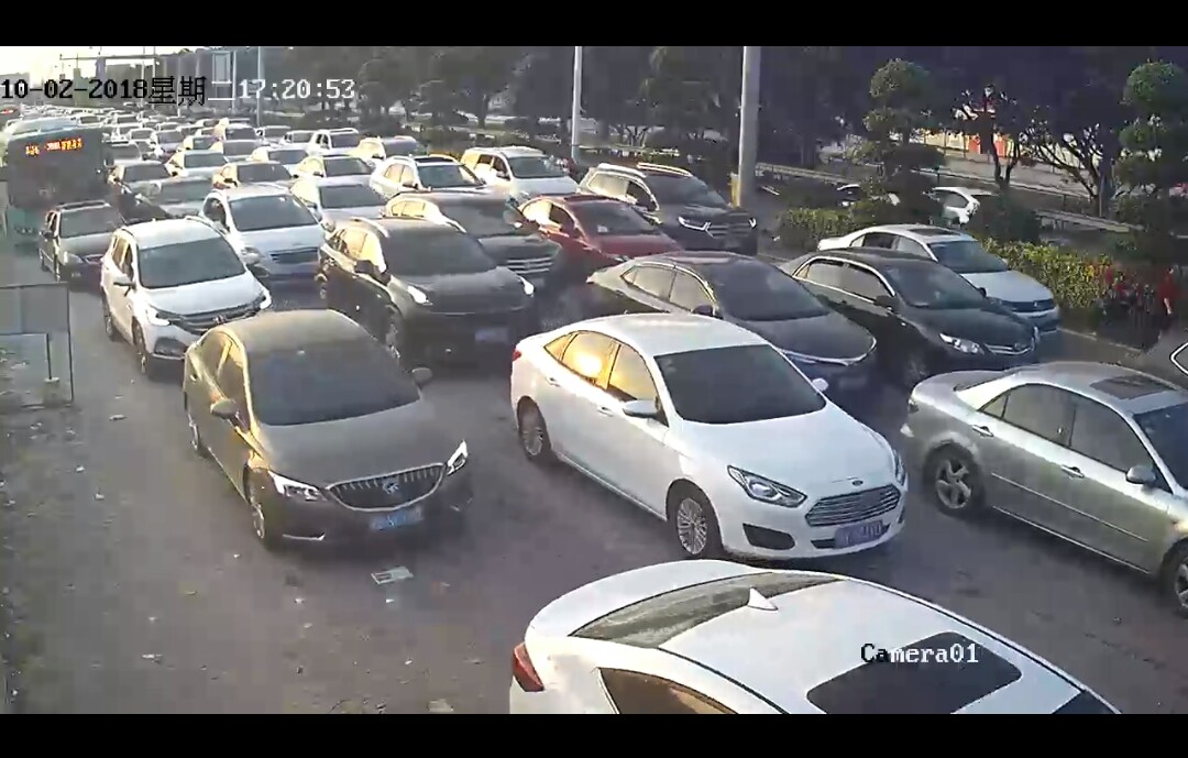 排长龙！数千辆汽车待入汕头南澳岛 一招可看实时车流