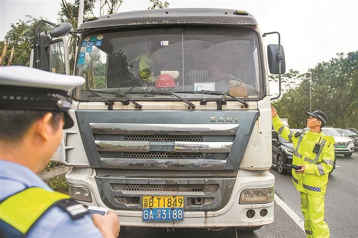 深圳多部门联合整治泥头车