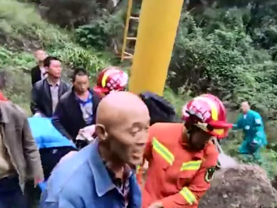 游客不慎掉落四川观光缆车，摔在半山腰