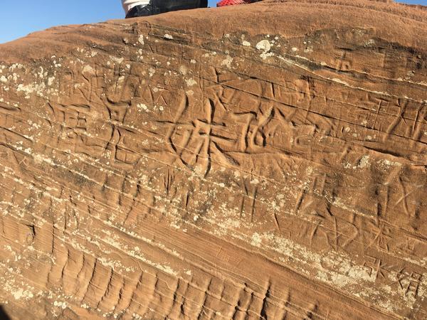 陕西丹霞地貌假期再被刻字，工作人员：600年也恢复不了