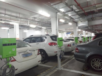 深圳一停车场充电桩不对外开放 网友：用于摆设吗？