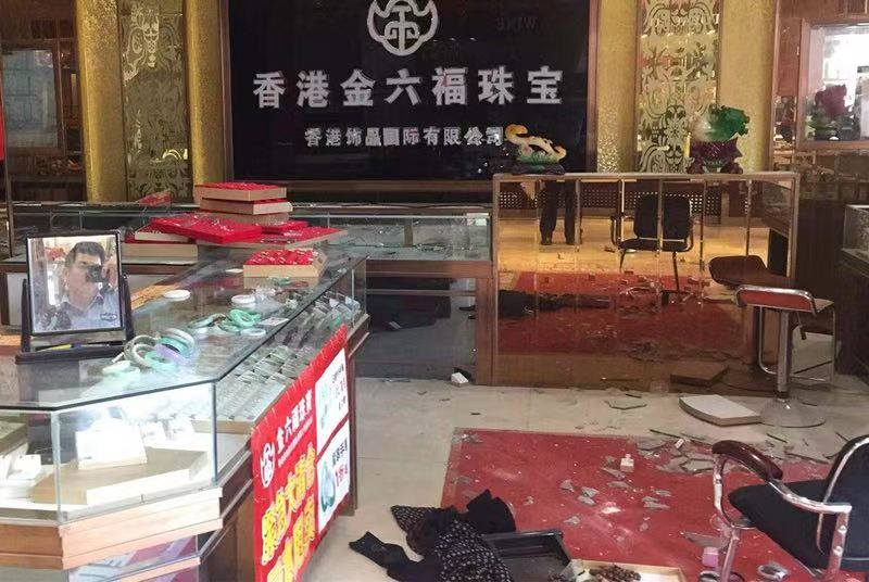 男子盗窃珠宝店后赶回现场验货，被警方当场抓捕