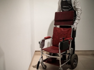霍金遗物拍卖 生前用过轮椅拍出近270万元人民币