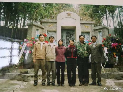 80后白发基层干部年轻照曝光 网友：当时又瘦又嫩