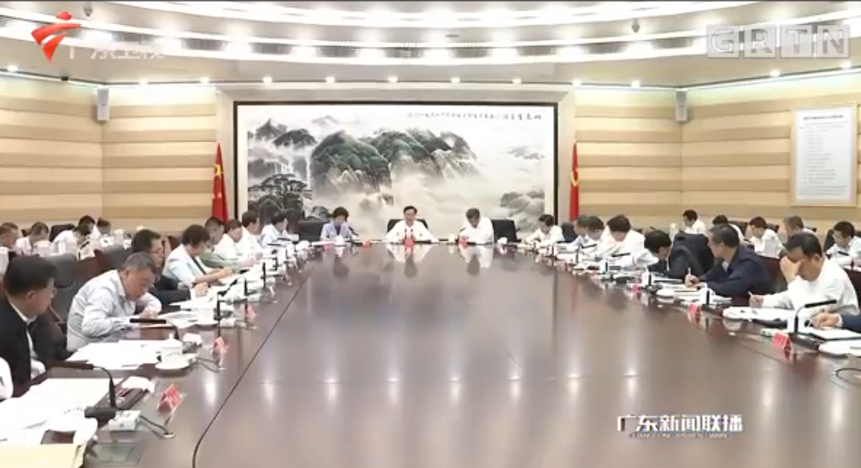 省委理论学习中心组举行专题学习会