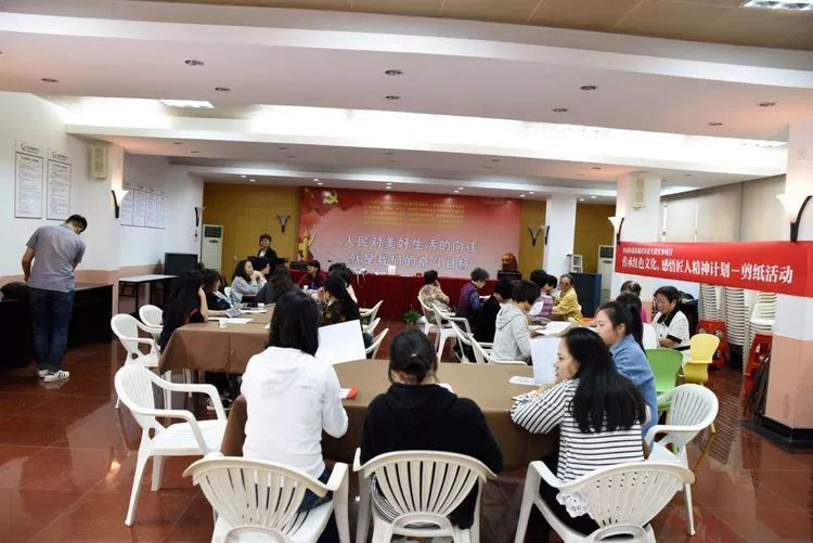 感悟工匠精神！到社区亲手制作扎染剪纸吧