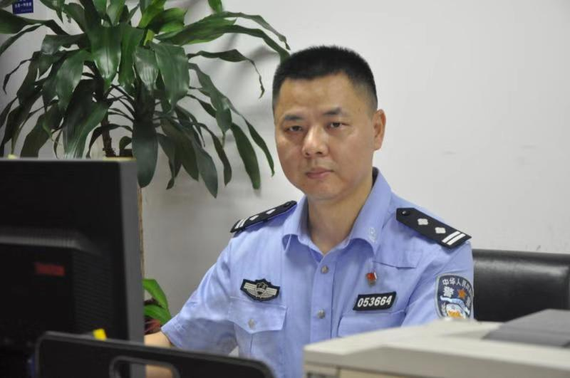 每日警星 | 冯伟立：无悔青春的侦查“师傅”