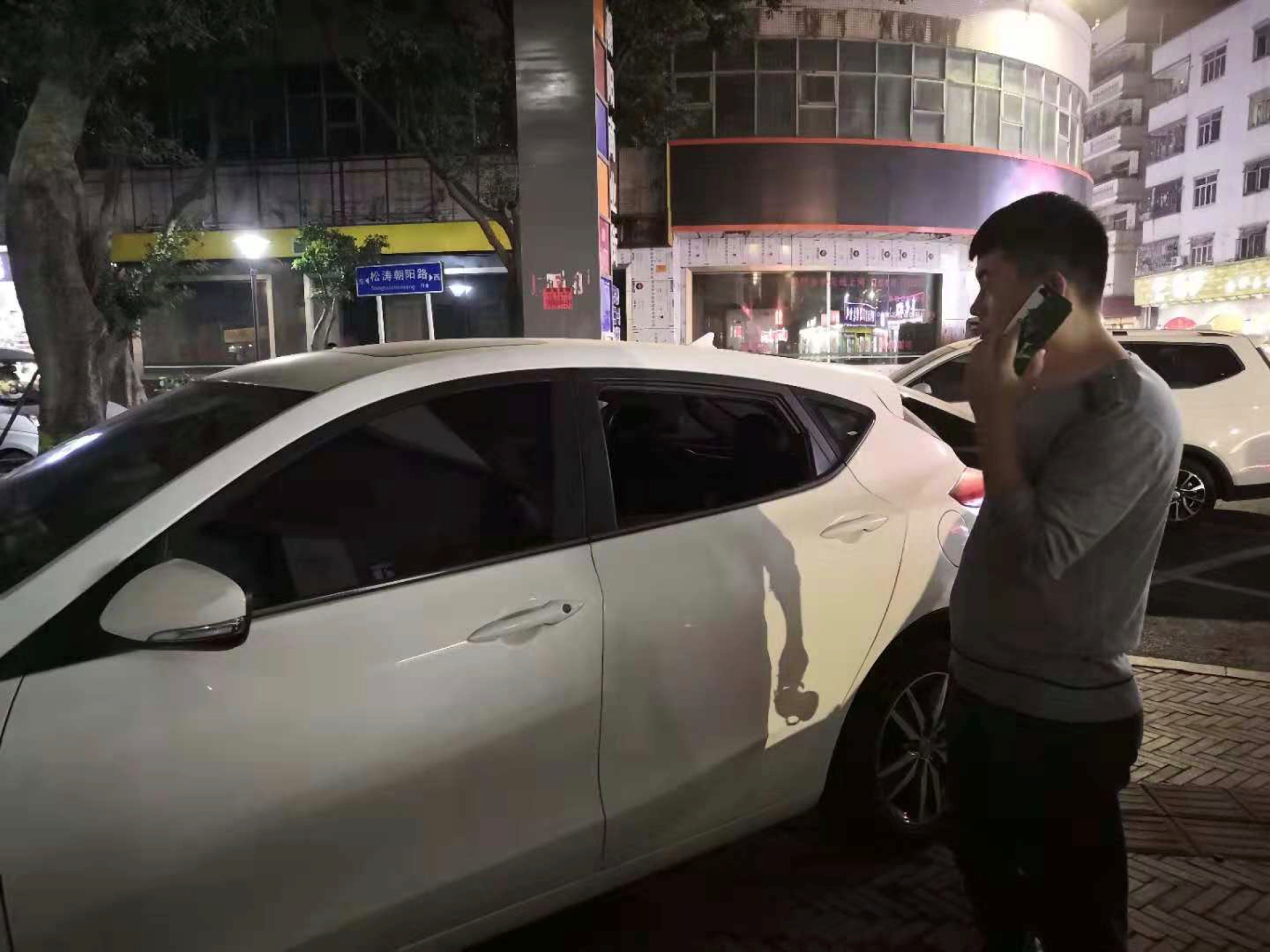 粗心车主忘关窗，憨厚网格员苦守一旁等其归来