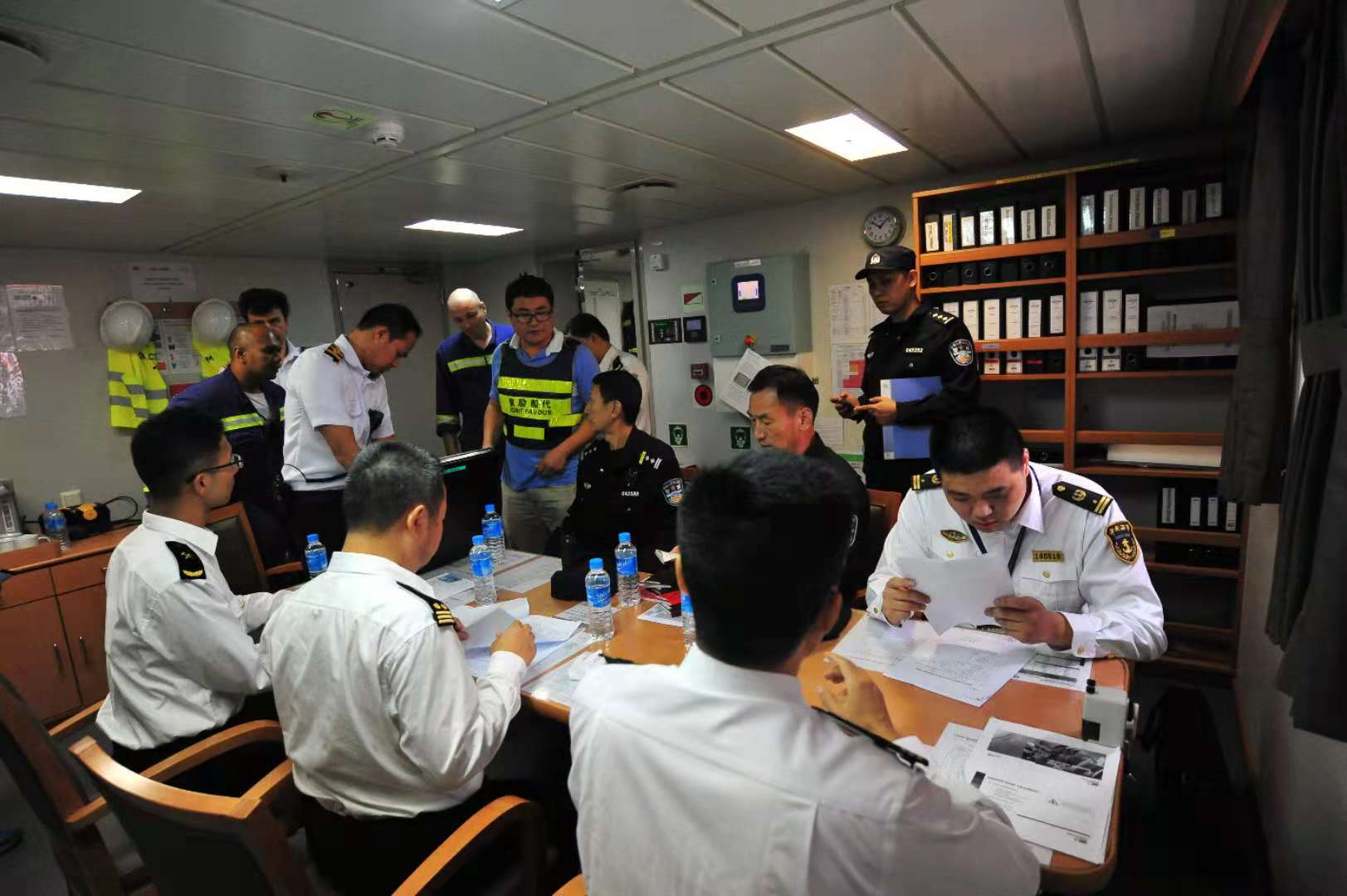 登船联合执法！国际船舶往来深圳港更加自由快捷