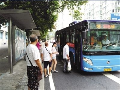 交通运输部:新购公交应配备隔离设施 司机要加强培训