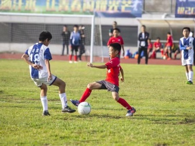 2018深圳市“体彩杯”青少年足俱赛在宝安开赛