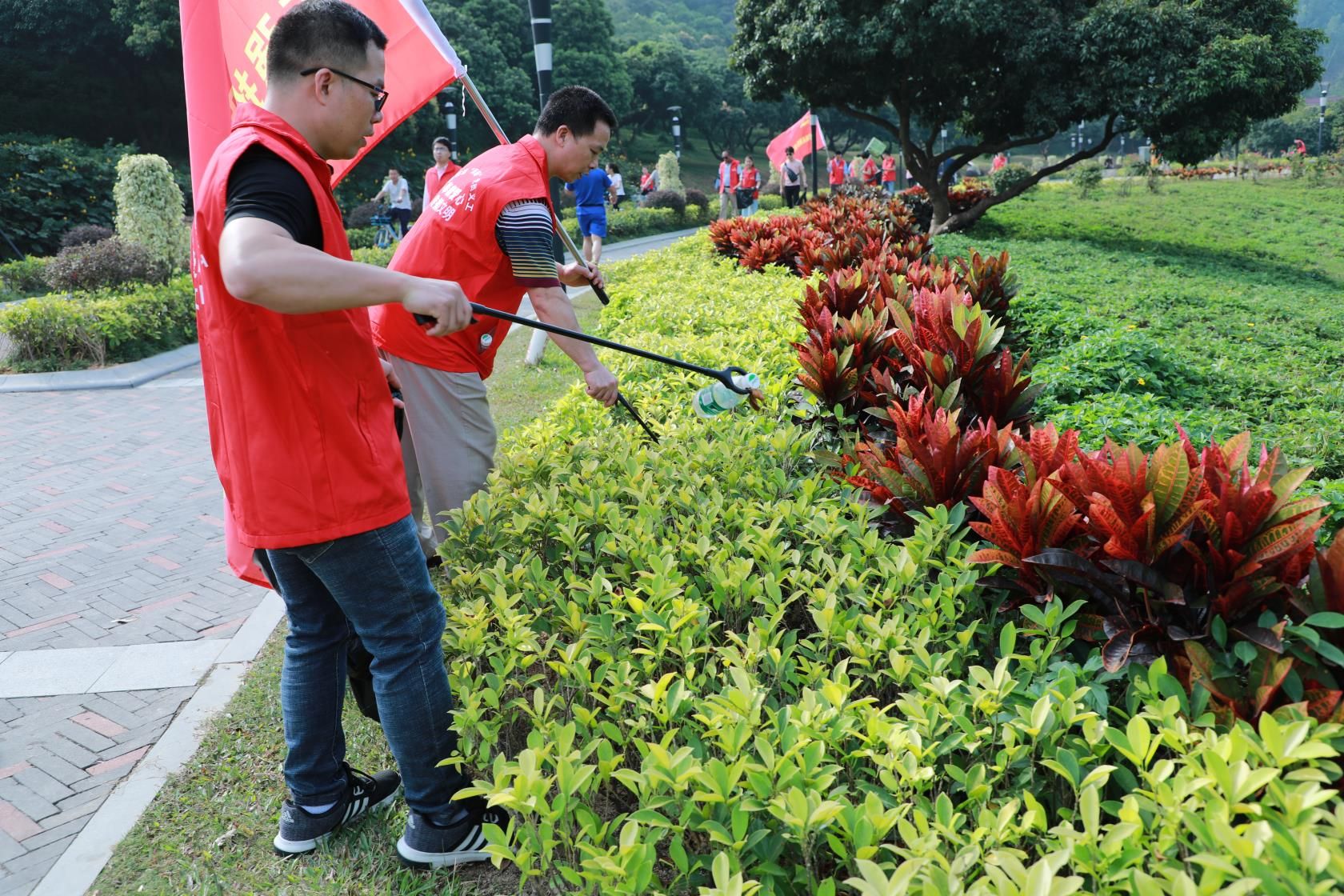新和党员义工走进立新湖景区开展环保宣传活动