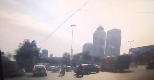 突发！陕西一公交车突然转弯与多车相撞 已致2死5伤