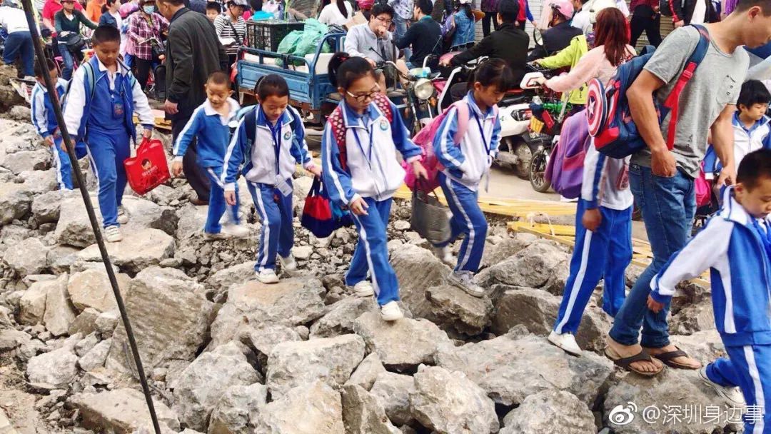 学生每天踩着石头路上下学？实地调查后发现，其实是这样的…