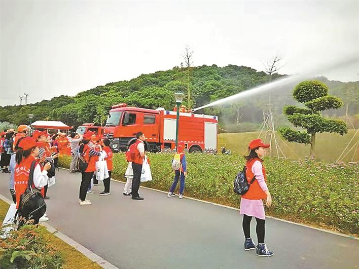 宝安“城管体验日”：爱心替岗尝艰辛 垃圾处理长知识