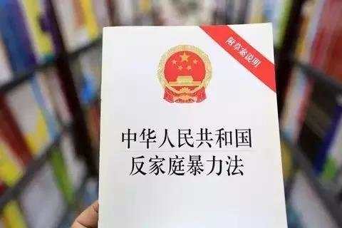 被男友打不算家暴？检察官：恋爱同居施暴属家庭暴力