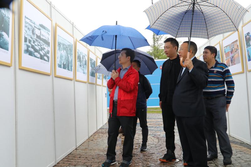 手持雨伞来看展，福海街道“印象·基围”专题摄影展开幕