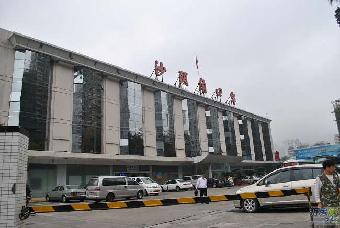 想去香港买奶粉却没证件，男子冒用他人证件被罚3千元