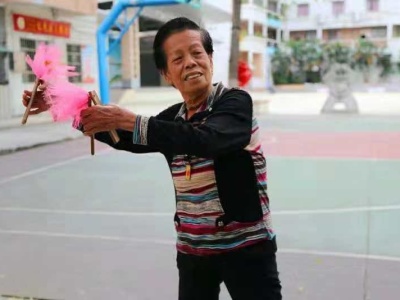 东莞有位78岁婆婆，成了村里大“红人”