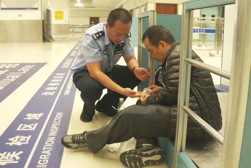 暖心！七旬台胞突发疾病  边检民警妥善救治