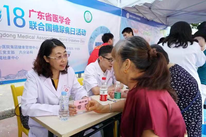 ​慢病专家下社区为居民科普：糖尿病真的与糖有关吗？