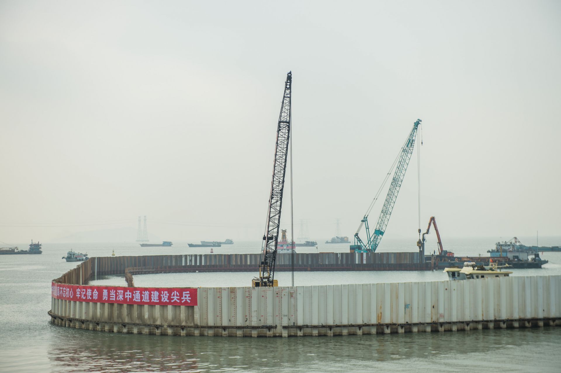 3000多根钢板桩围起屏障 深中通道东人工岛开始填砂
