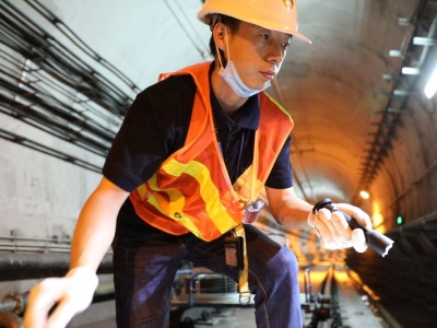 微视频 | 地铁工程师周强：从工人到工匠，从劳模到大师