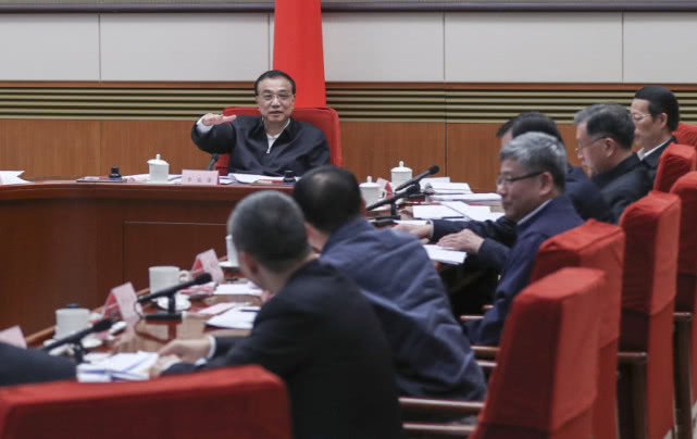 李克强主持召开经济形势专家和企业家座谈会
