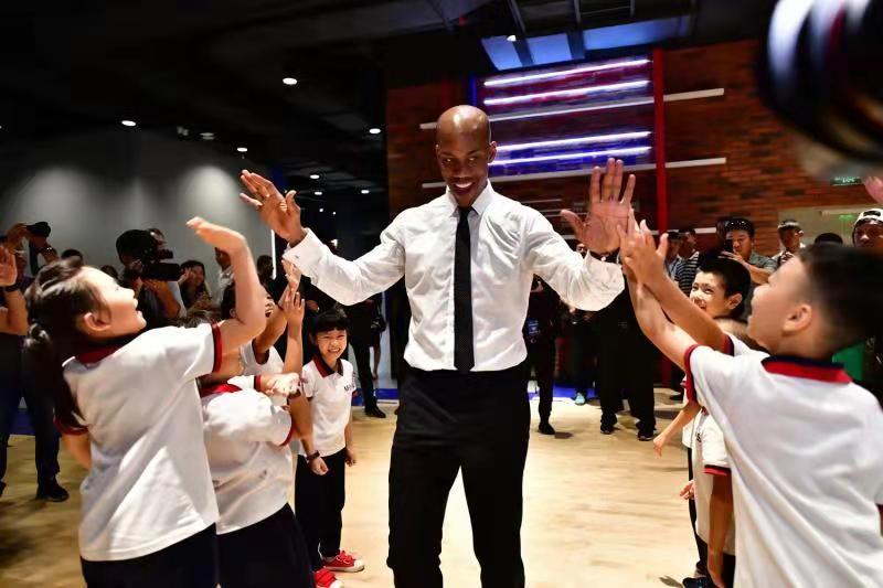 中国首家“NBA体验馆”观澜湖开馆 斯蒂芬·马布里参加典礼
