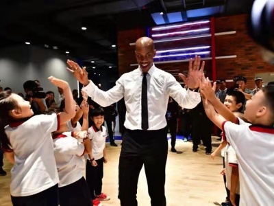中国首家“NBA体验馆”观澜湖开馆 斯蒂芬·马布里参加典礼